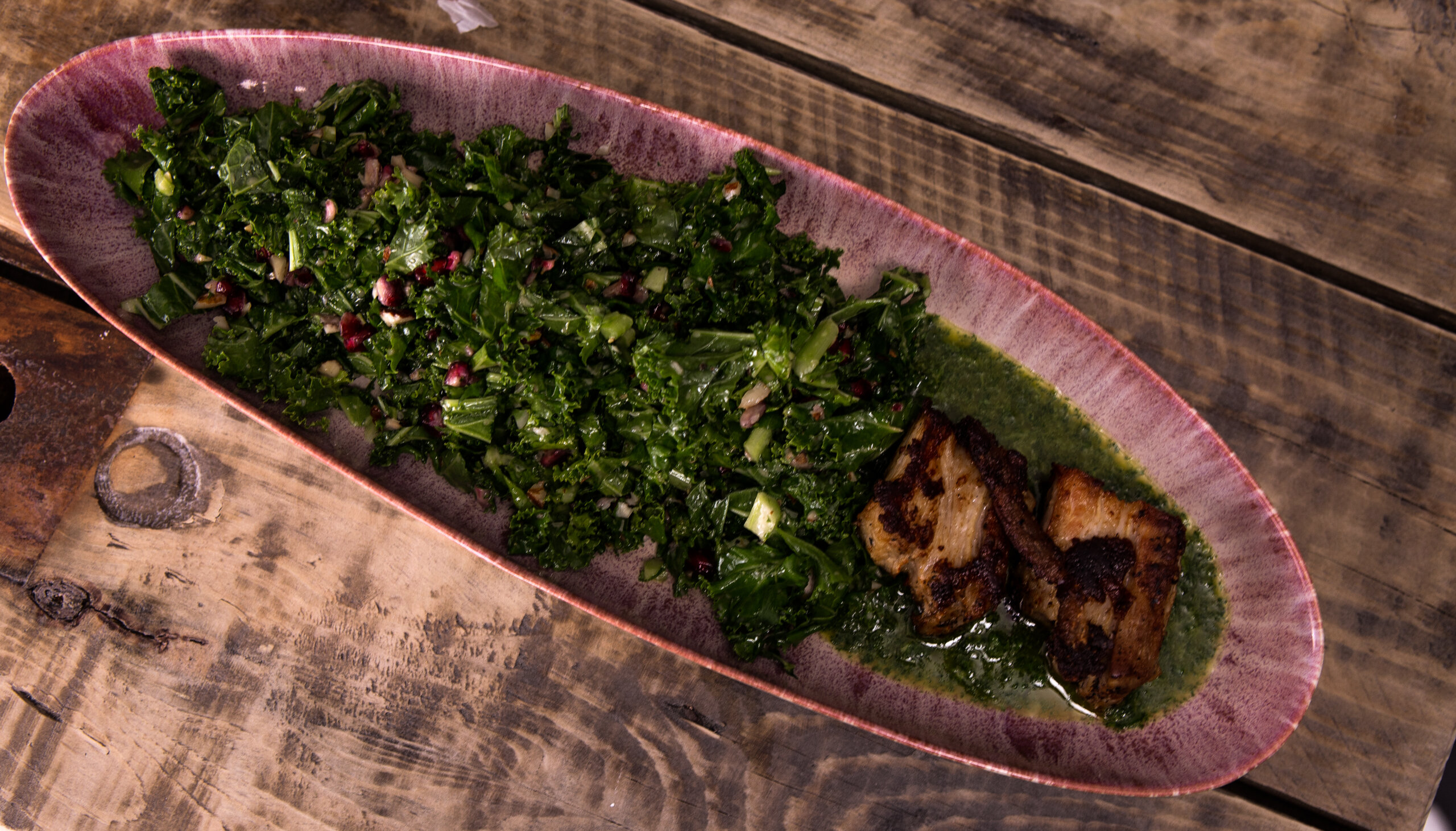 Grønkålssalat og Pork Belly med persillepesto Smæk på smagen