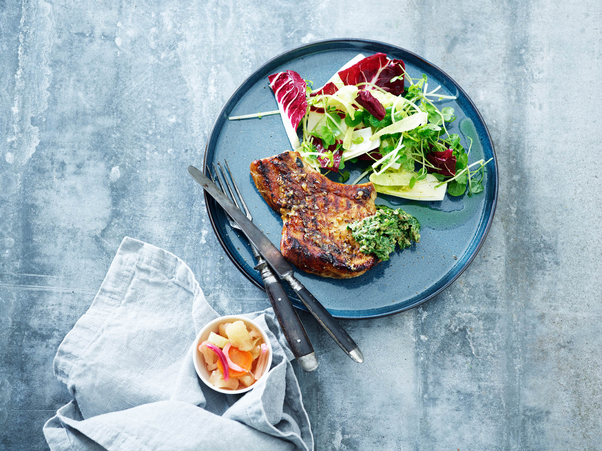 Grøn salat og herregårdskoteletter med lynpickels