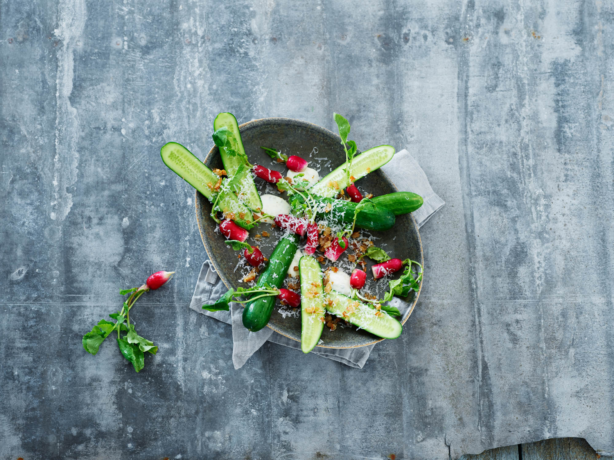 Sprød snack med grønt, gris og pebermayo