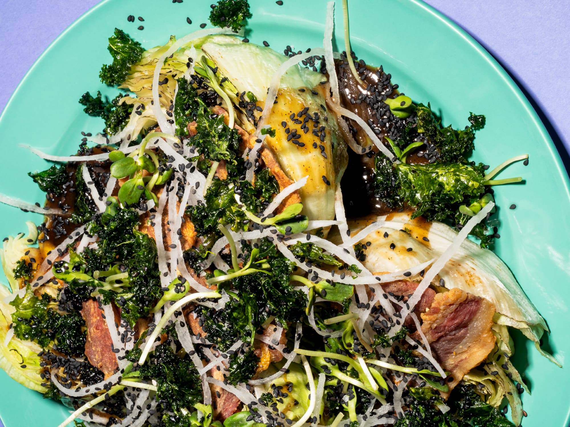 Friturestegt grønkål med salat, sesamglace og stegt flæsk