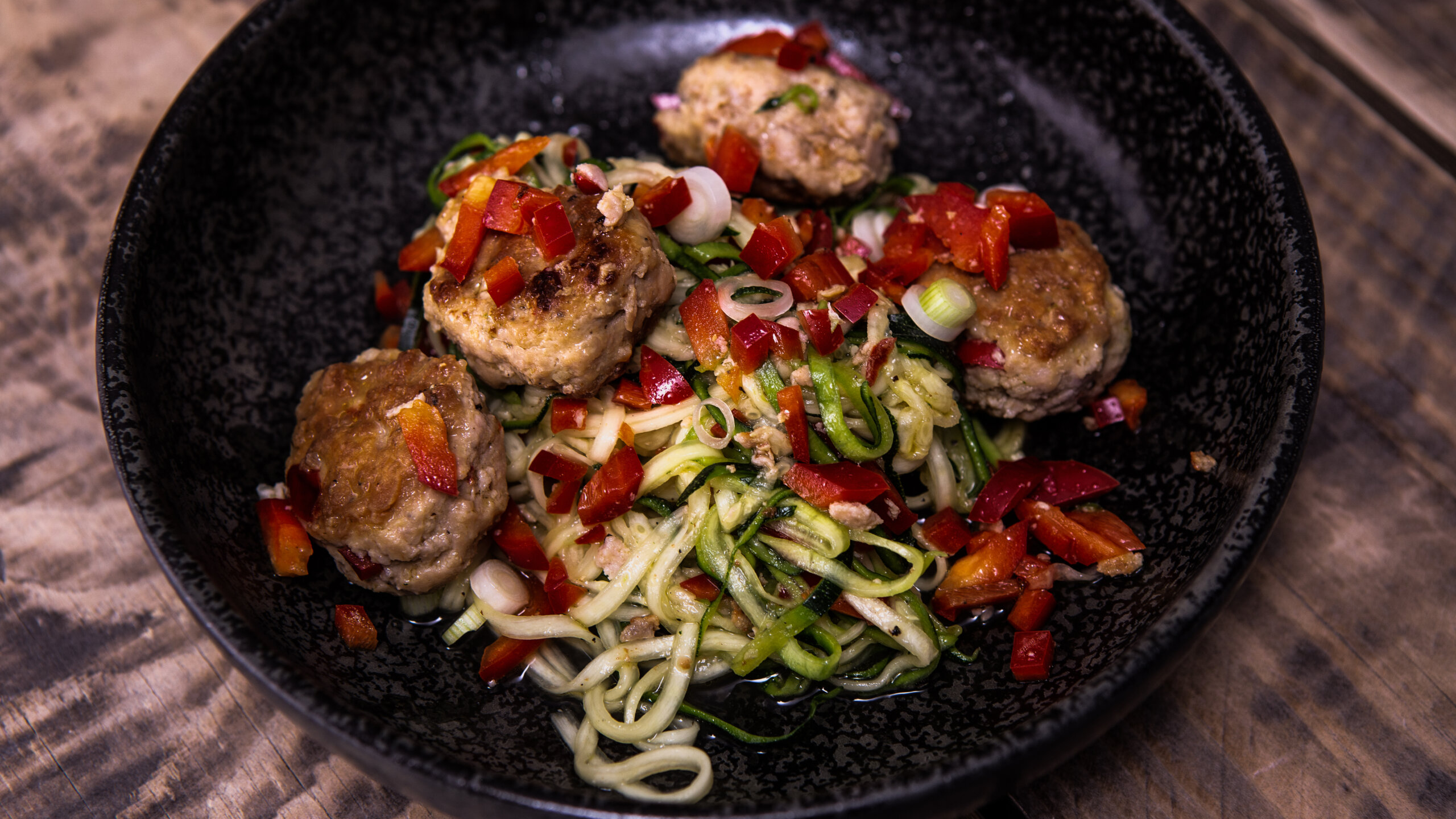 Squashpasta med asiatiske frikadeller